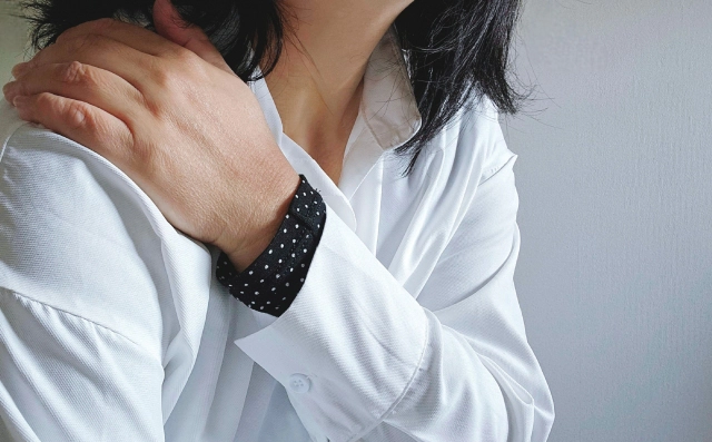 はやめの治療が大切。肩こりバネ指にお悩み60代女性