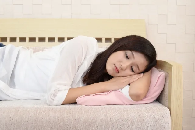 梅雨時期に体が重く感じる理由。だるい女性