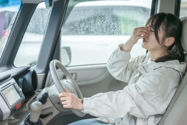雨の日に運転している女性の写真