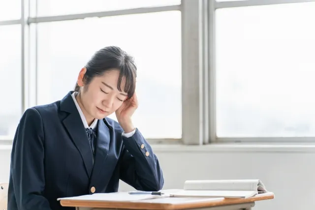 頭痛悩み高校生のイメージ画像