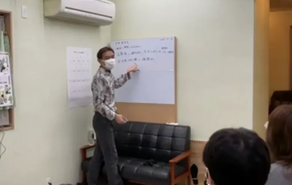 施術スタッフ勉強会2025.10.31　院長解説の様子