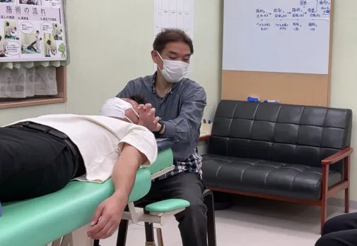 2025/11/14治療勉強会の様子　院長が解説