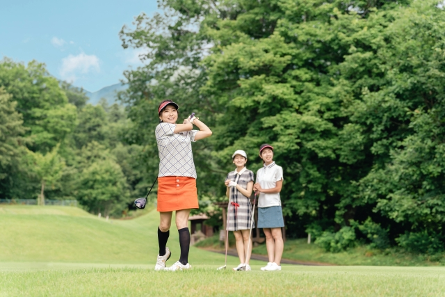 根本治療の定義とは?ゴルフをする女性の写真。