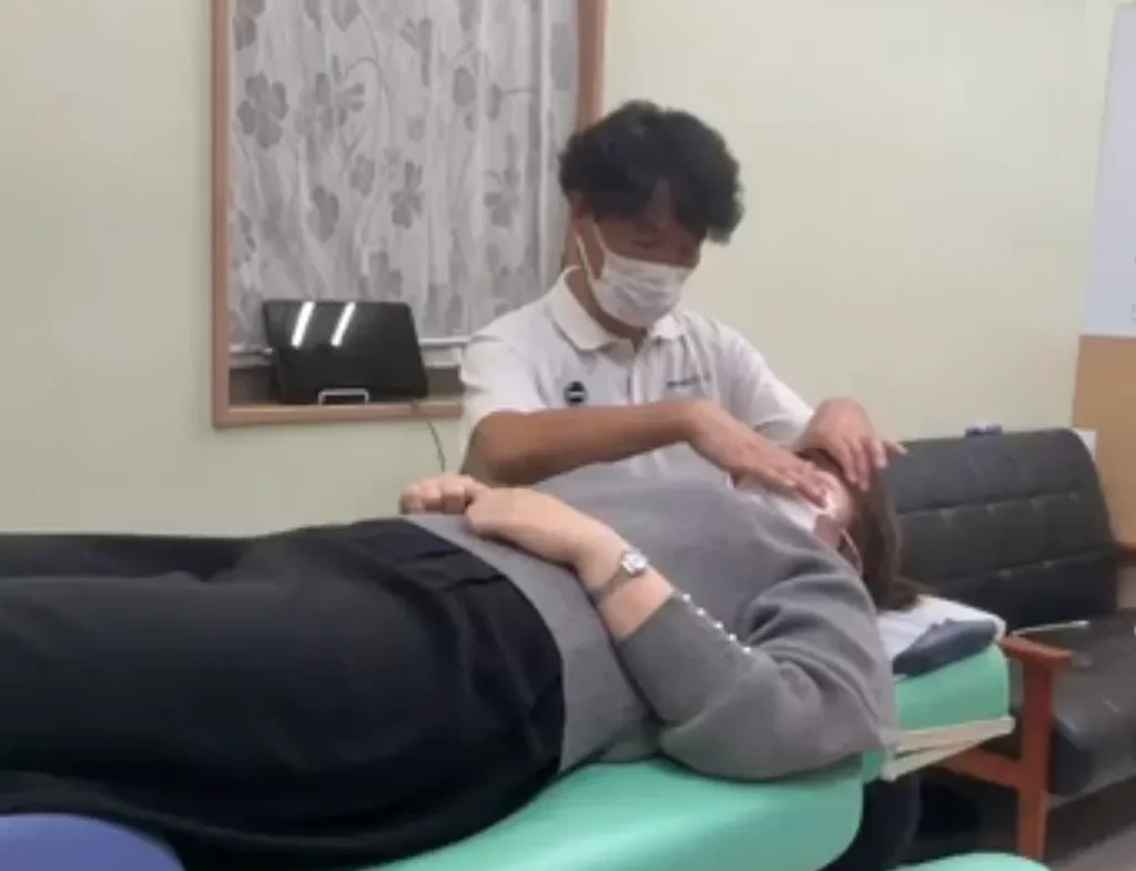 スタッフが美顔整体の練習をしている様子