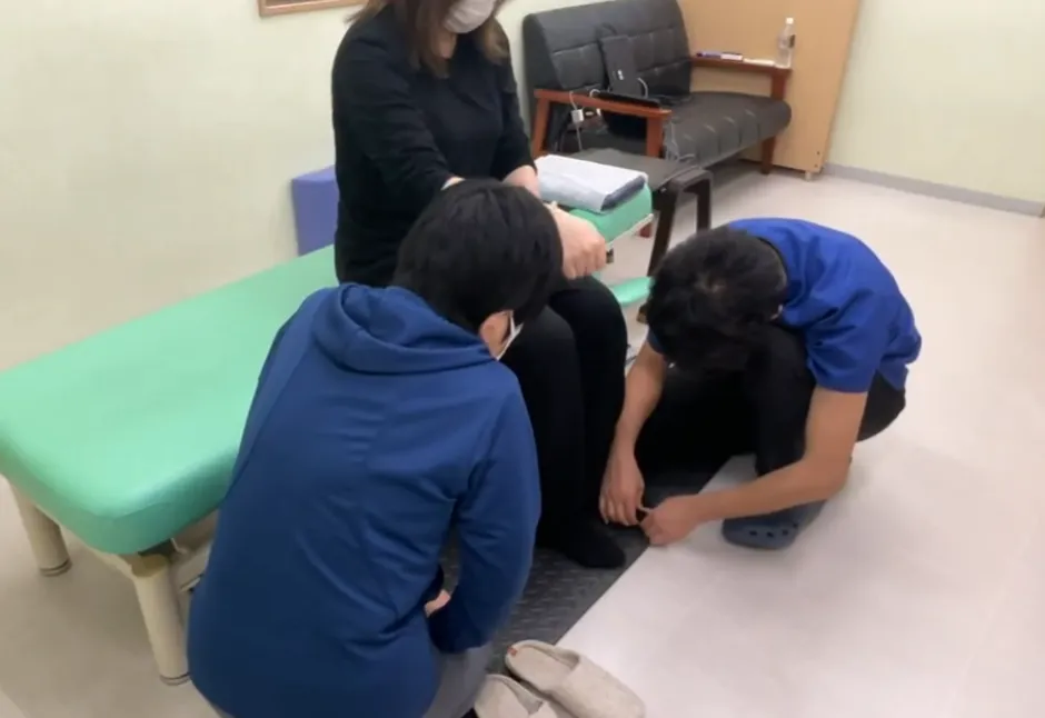 施術スタッフが下肢へのアプローチを練習している様子
