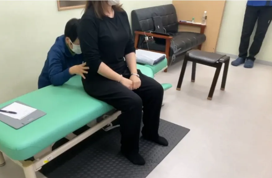 施術スタッフが座位で施術の練習をしている様子