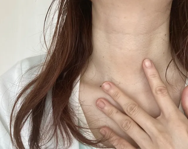 お肌の保湿をせずに首のしわを気にする女性