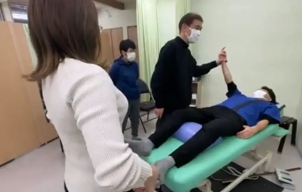 整骨院の施術者勉強会で診断技術を練習する様子