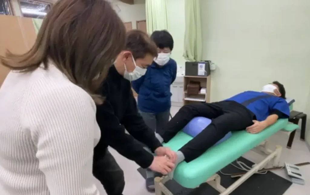 施術の勉強会の風景。足を回している