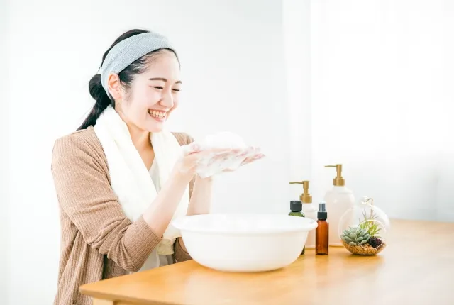 乾燥をしないように丁寧に泡立てて洗顔しようとしている女性の様子