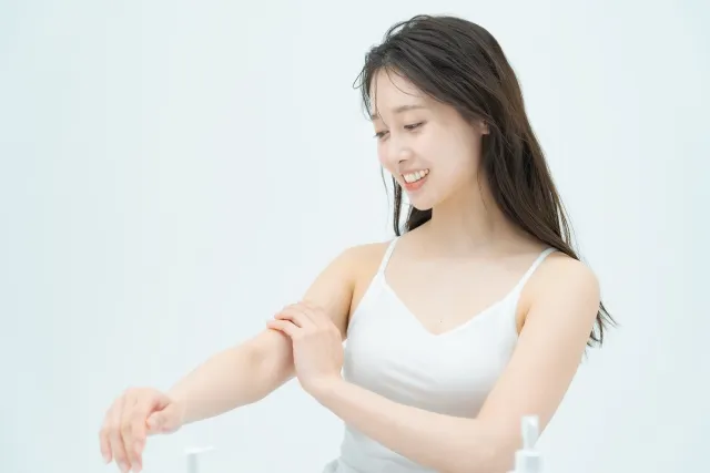 肌の保湿をして乾燥を防ぐためにお風呂上りにローションなどの保湿をつけている様子