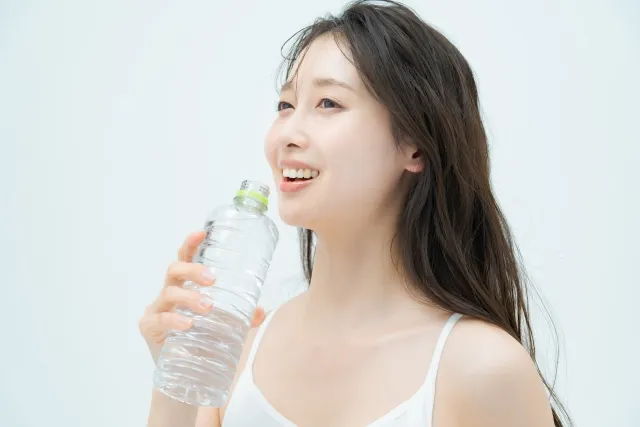 乾燥を防ぐために水分補給をしている女性