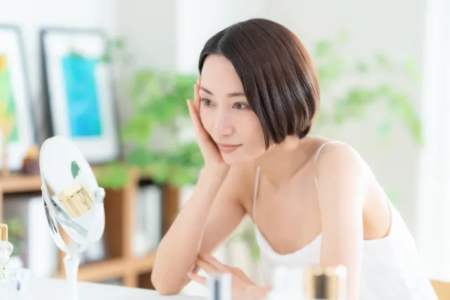 肌の保湿をしている女性の写真