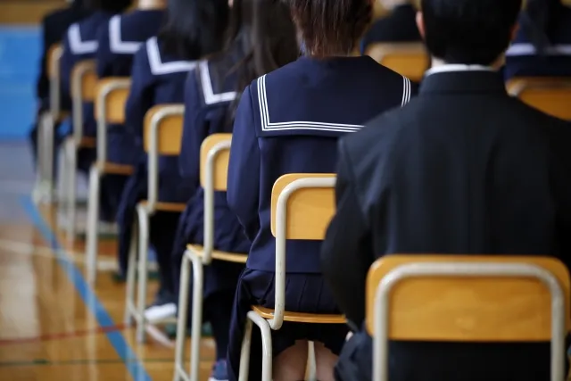 体育館で行われている卒業式様子