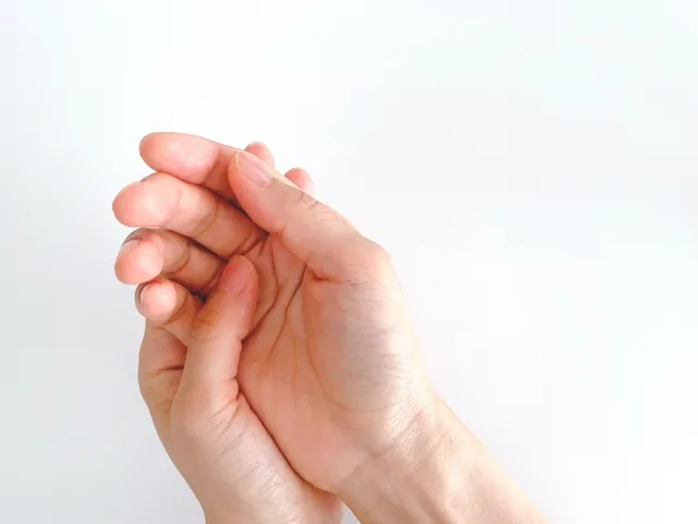 腰痛が原因で手のしびれを感じたイメージ写真