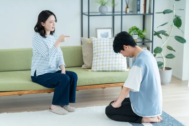 奥様が旦那さんに注意している様子の写真