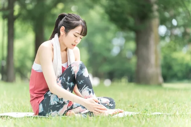 整骨院での治療でよくなってきて運動したが、痛みをぶり返した女性のイメージ写真