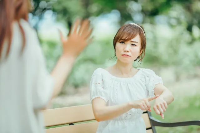 遅刻した友人に怒っている様子