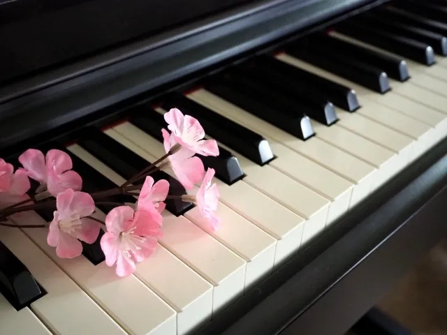 卒業ソングを弾くピアノの写真