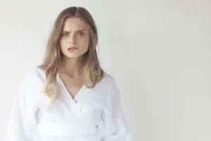 怒っている女性の写真