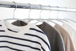 整骨院に行く時の服装を選ぶクローゼットの中の様子