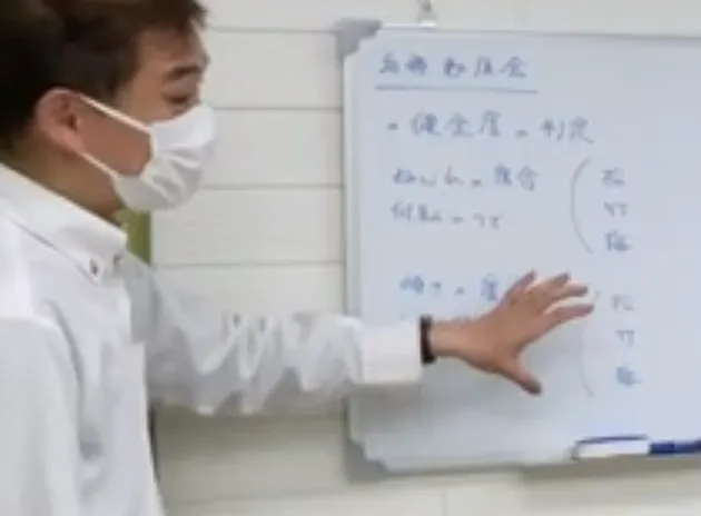 2026年5月8日　勉強会にて院長が解説している様子