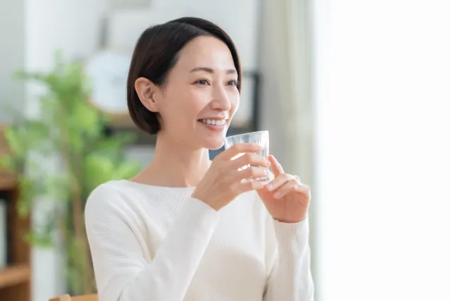 白湯を飲む女性の様子