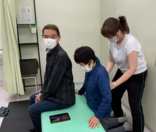 撮影した動画を確認して施術のやり方を探求